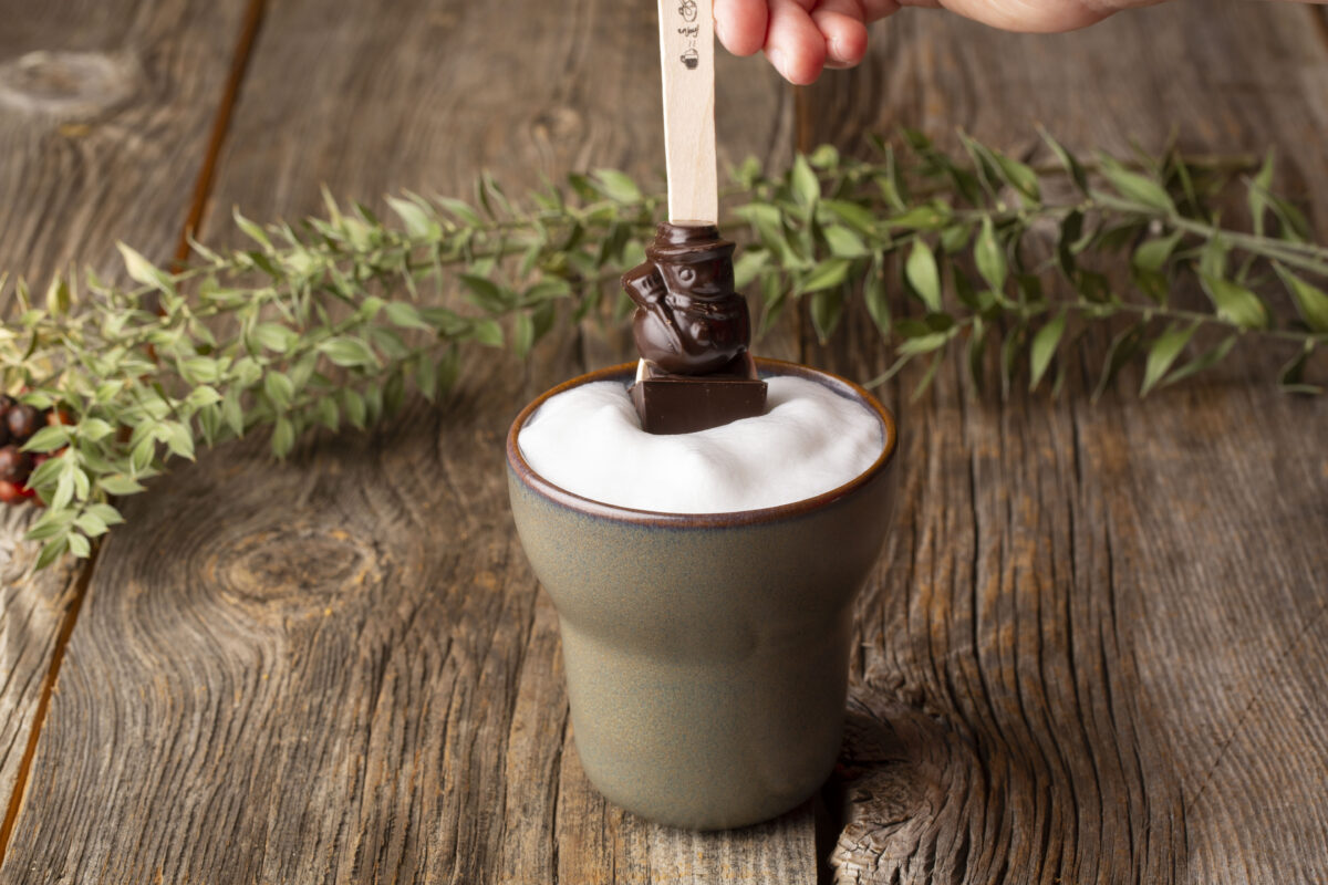 El yapımı sıcak çikolata kaşığı (Hot Chocolate Spoon) ve Gingerbread Rom Şeker Küpleri ile kış keyfi.